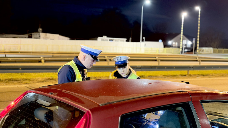 Jeden jechał bez pasów, a inny na pozycyjnych światłach. Policyjne kontrole