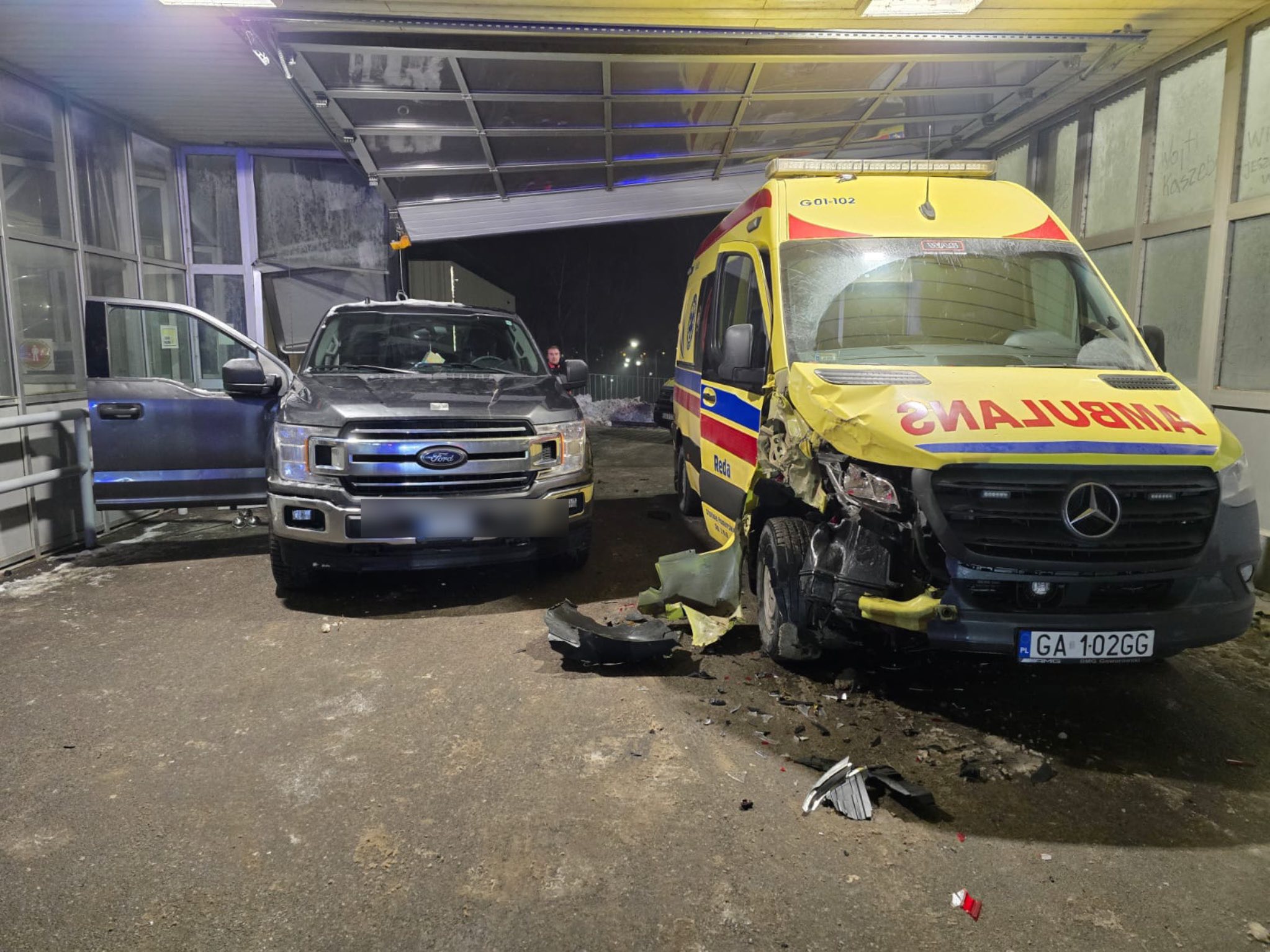 Sprawiła, iż pojazd ruszył na biegu wstecznym. Uderzył w SOR i karetkę