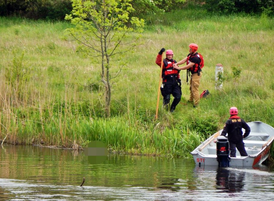 Z rzeki wyłowiono ciało. Dryfowało po powierzchni