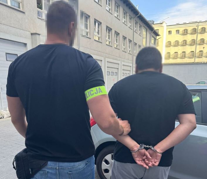 Chciał tylko wysadzić pasażerów. Wpadł w ręce policji z czerwoną notą Interpolu