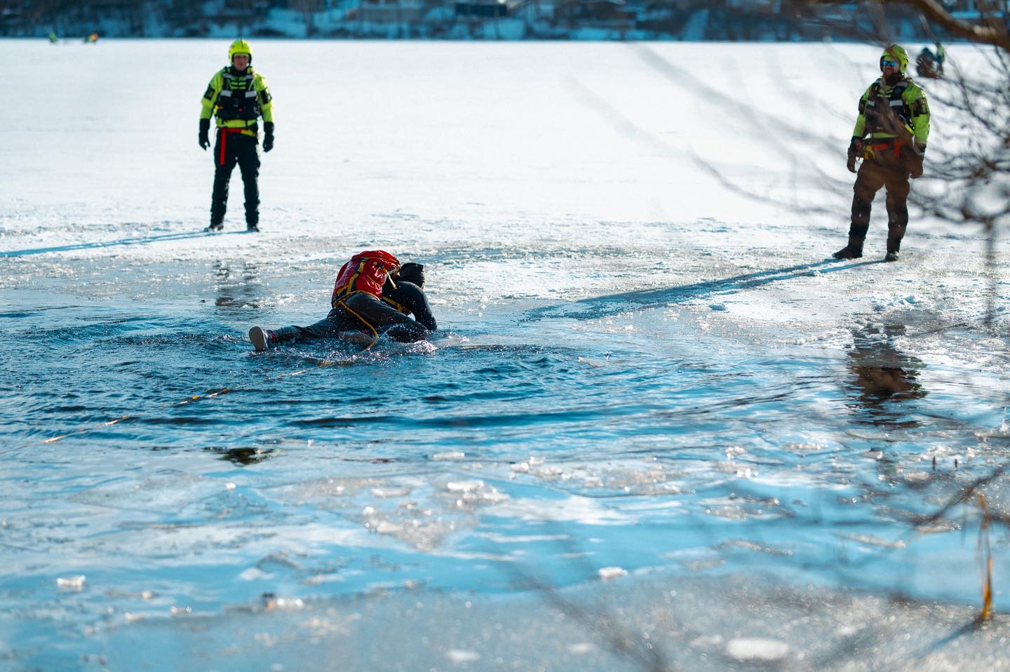 Wskakiwali do jeziora w zwykłych ubraniach. Druhowie ćwiczyli na zamarzniętym jeziorze