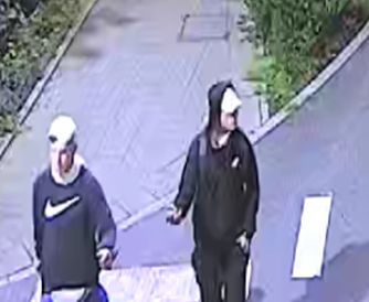 Szukają sprawców podpalenia samochodu. Opublikowano nagrania z monitoringu