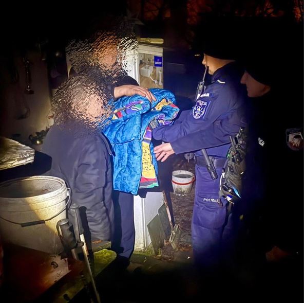 Policjanci pomagali potrzebującym. Przy okazji odnaleźli poszukiwanego