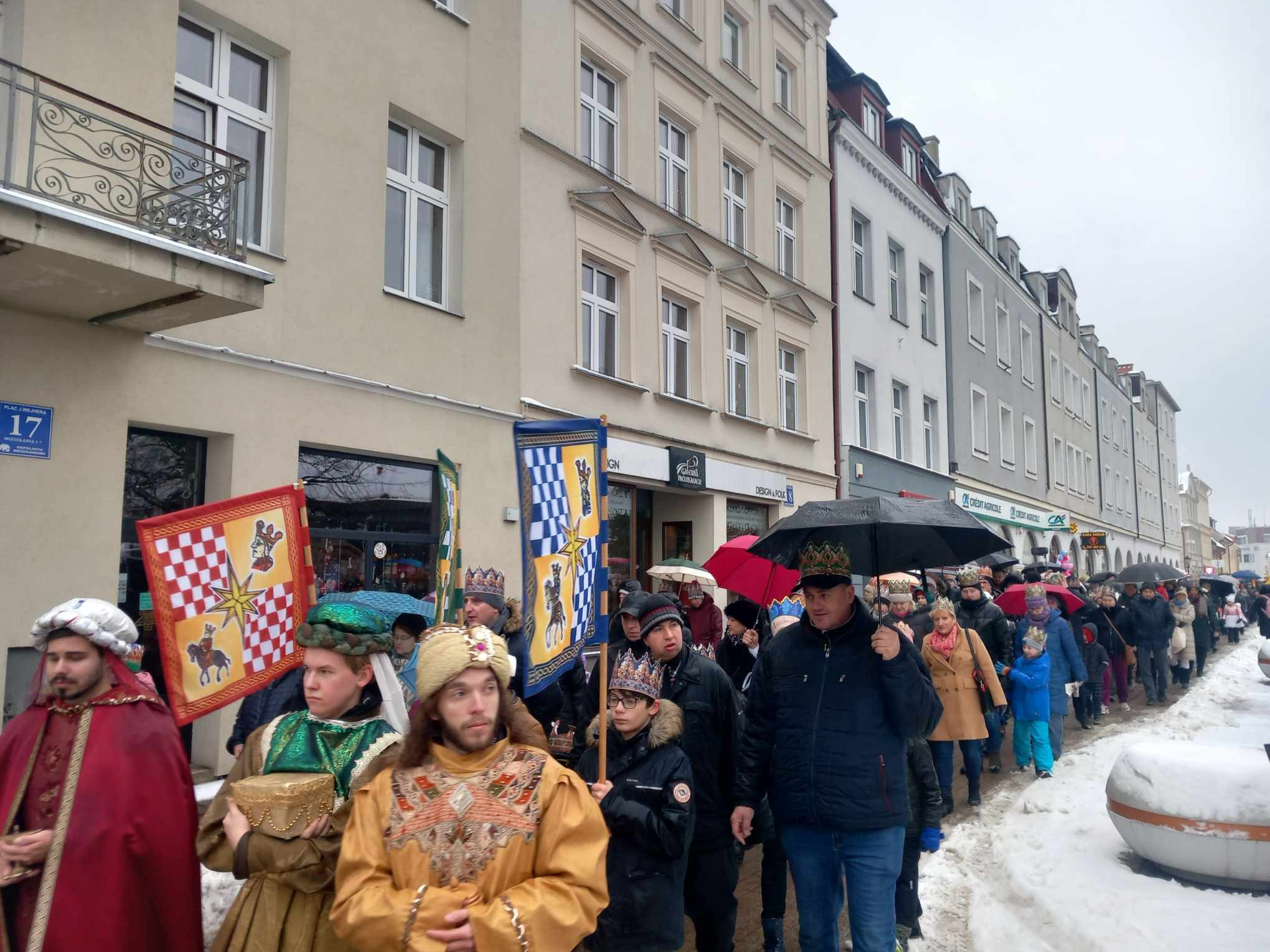 Korony na głowach, kolędy w tle. Historia Orszaku Trzech Króli w „Szumistoriach”