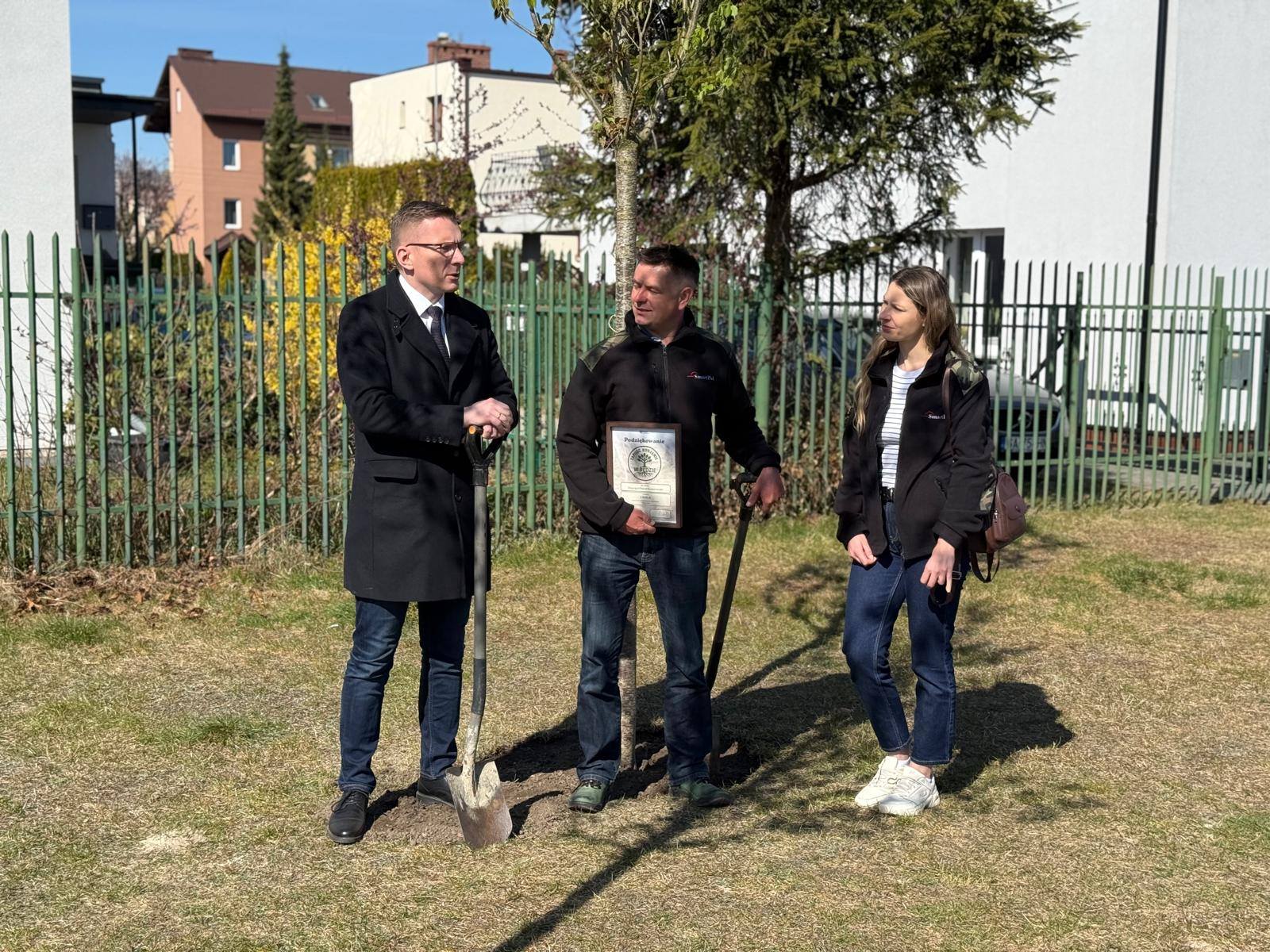 Posadzili drzewa w mieście. Ekologiczna akcja „Zapuść Korzenie w Redzie” zakończona sukcesem