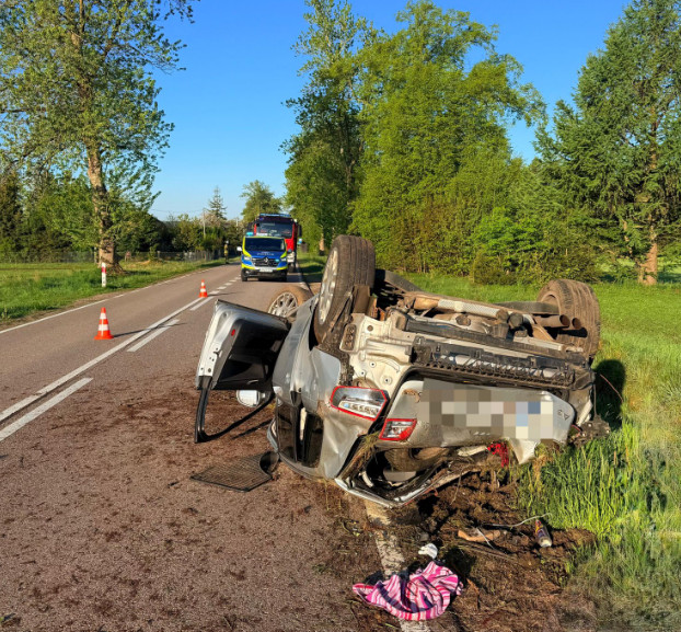 Auto wielokrotnie koziołkowało. Kierowca miał ponad promil alkoholu