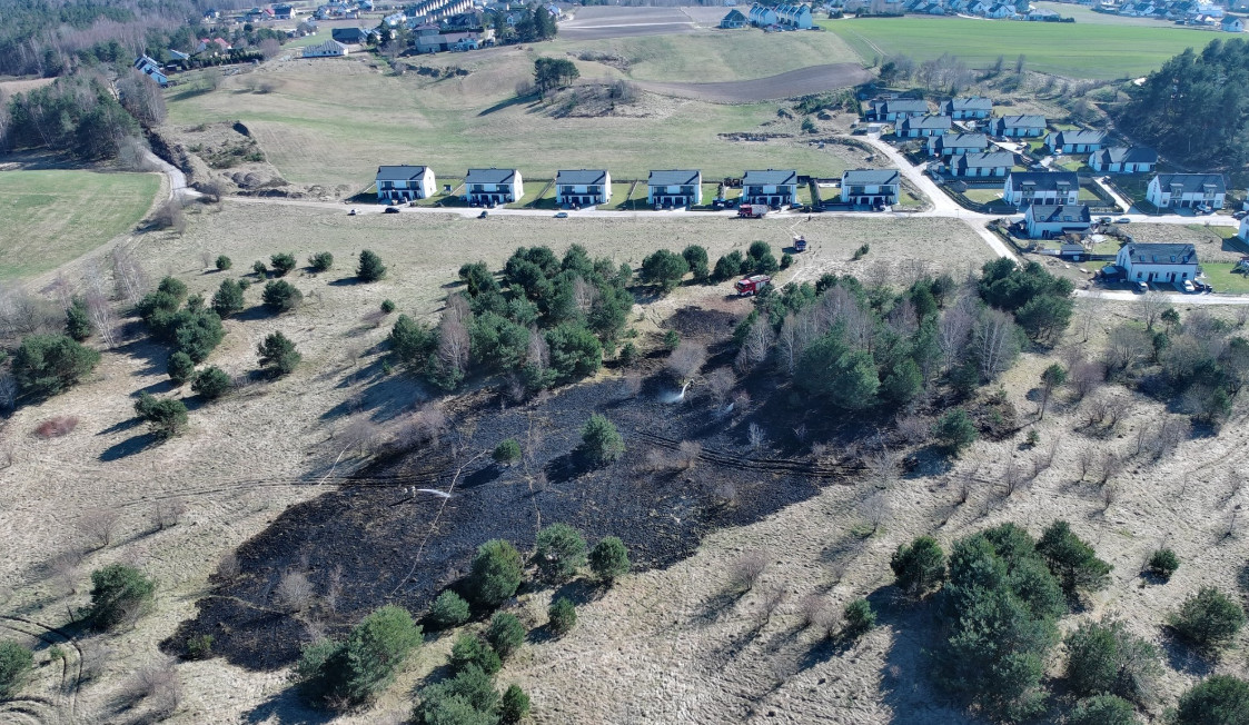 Doszło do pożaru traw. Na miejsce skierowano strażaków