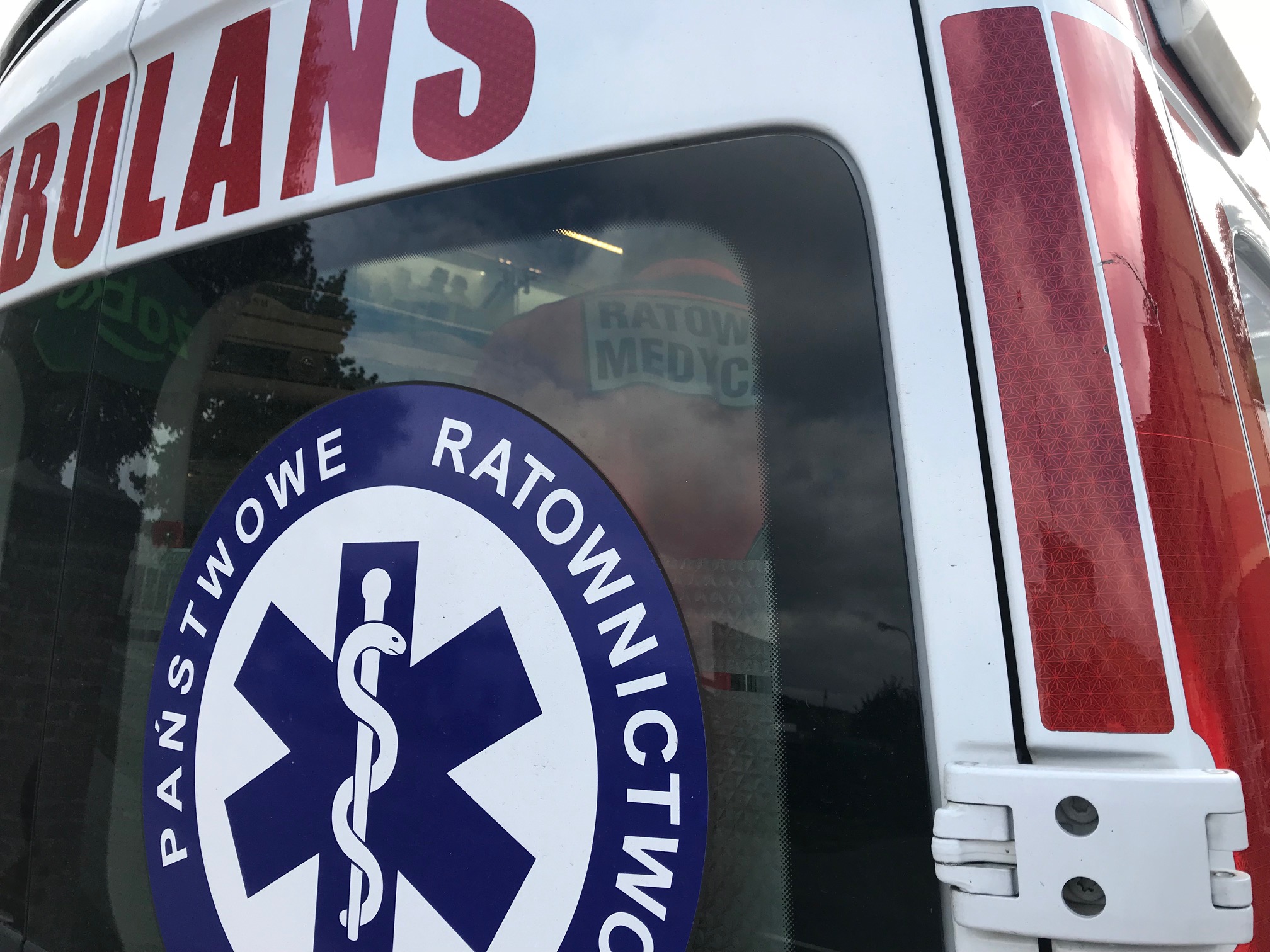 Samochód wpadł w poślizg i uderzył w mur. Dwie osoby trafiły do szpitala