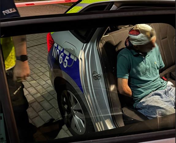 Pijany Kolumbijczyk uderzył w znak, zaparkował na miejscu dla niepełnosprawnych i staranował auto