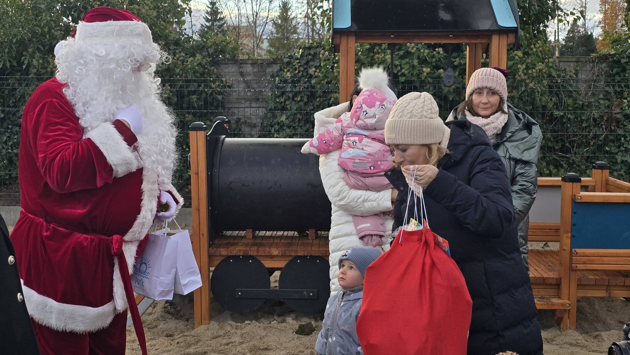 Święty Mikołaj z nietypowym prezentem dla dzieci z Pucka