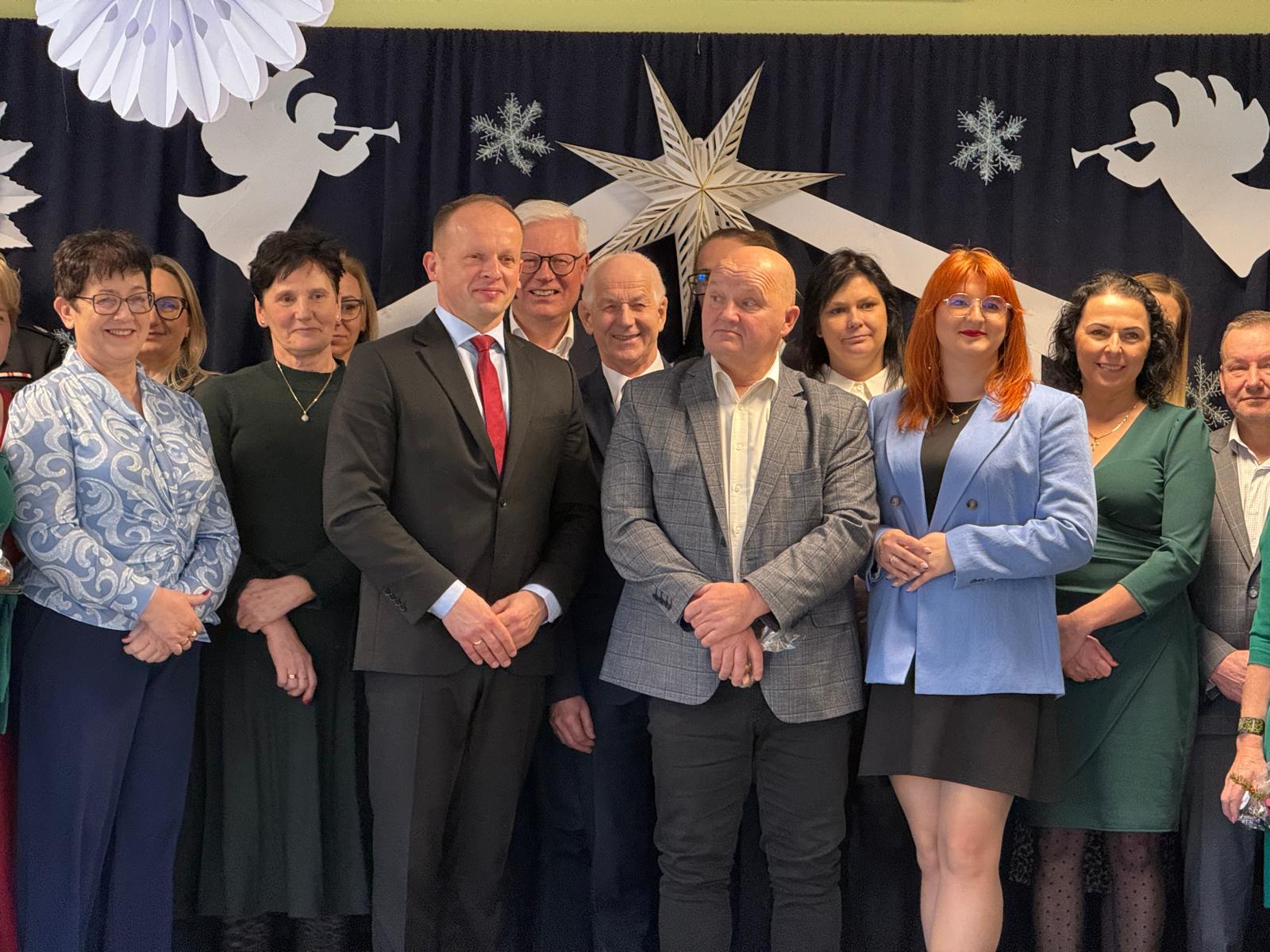 Uroczysta sesja. Wręczono stypendia i podziękowania