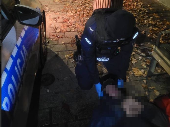 Policjanci stanęli na wysokości zadania. Uratowali mężczyznę podczas ataku epilepsji