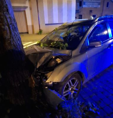 Uderzył w drzewo. Przyznał się, iż zasnął