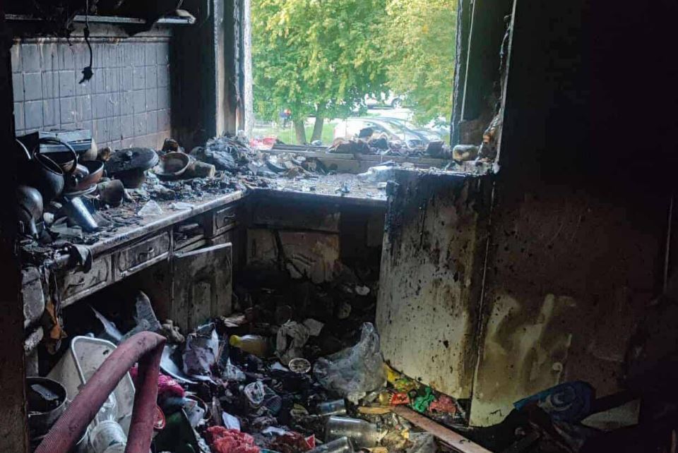 Pożar budynku. Mieszkanie pełne śmieci utrudniało akcję