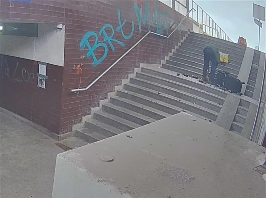 Schody pełne szkła w tunelu. 'Każdemu się może przydarzyć'