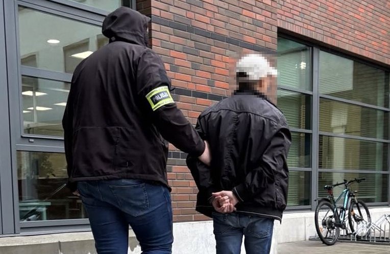 Okradał turystów w tramwajach i na dworcu. Usłyszał 34 zarzuty