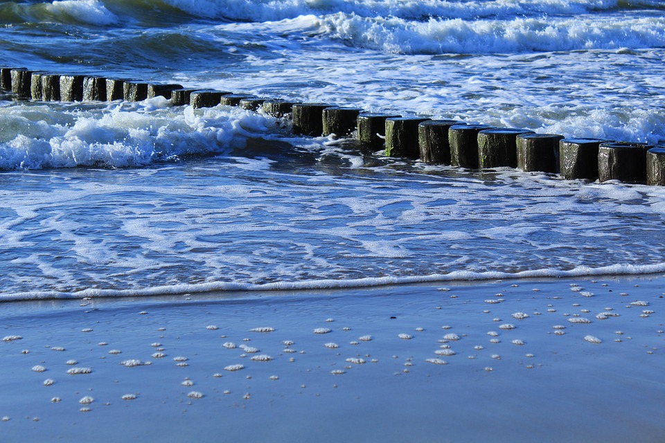 Prądy wsteczne i wysokie fale nie dają za wygraną. Ojciec z synem topili się przy falochronie