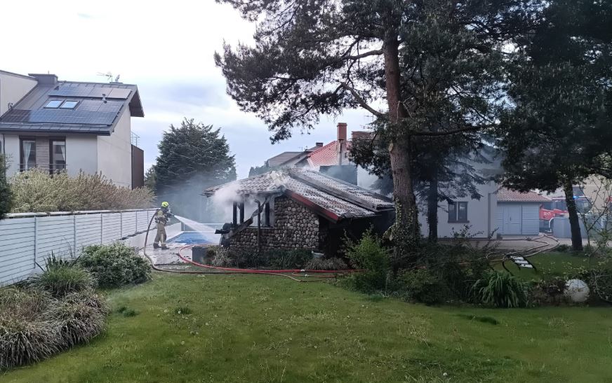 Altana stanęła w ogniu. Pożar zagrażał budynkowi mieszkalnemu