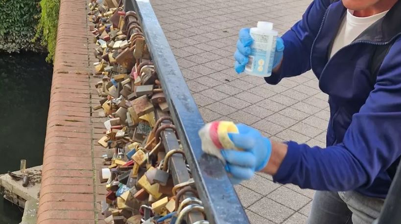 Nielegalny napis gwałtownie zniknął. Grafficiarz musiał go zmyć pod okiem strażników