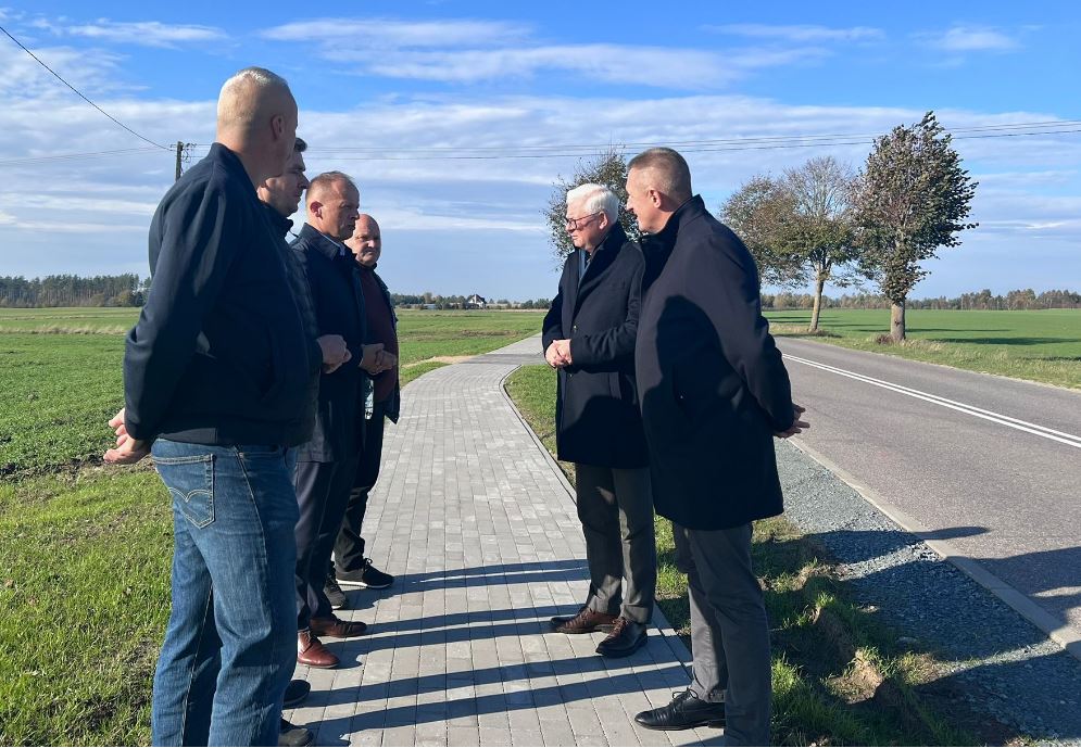 ‘To najdłuższy wybudowany w tym roku chodnik.’ Efekt współpracy dwóch samorządów oddany do użytku