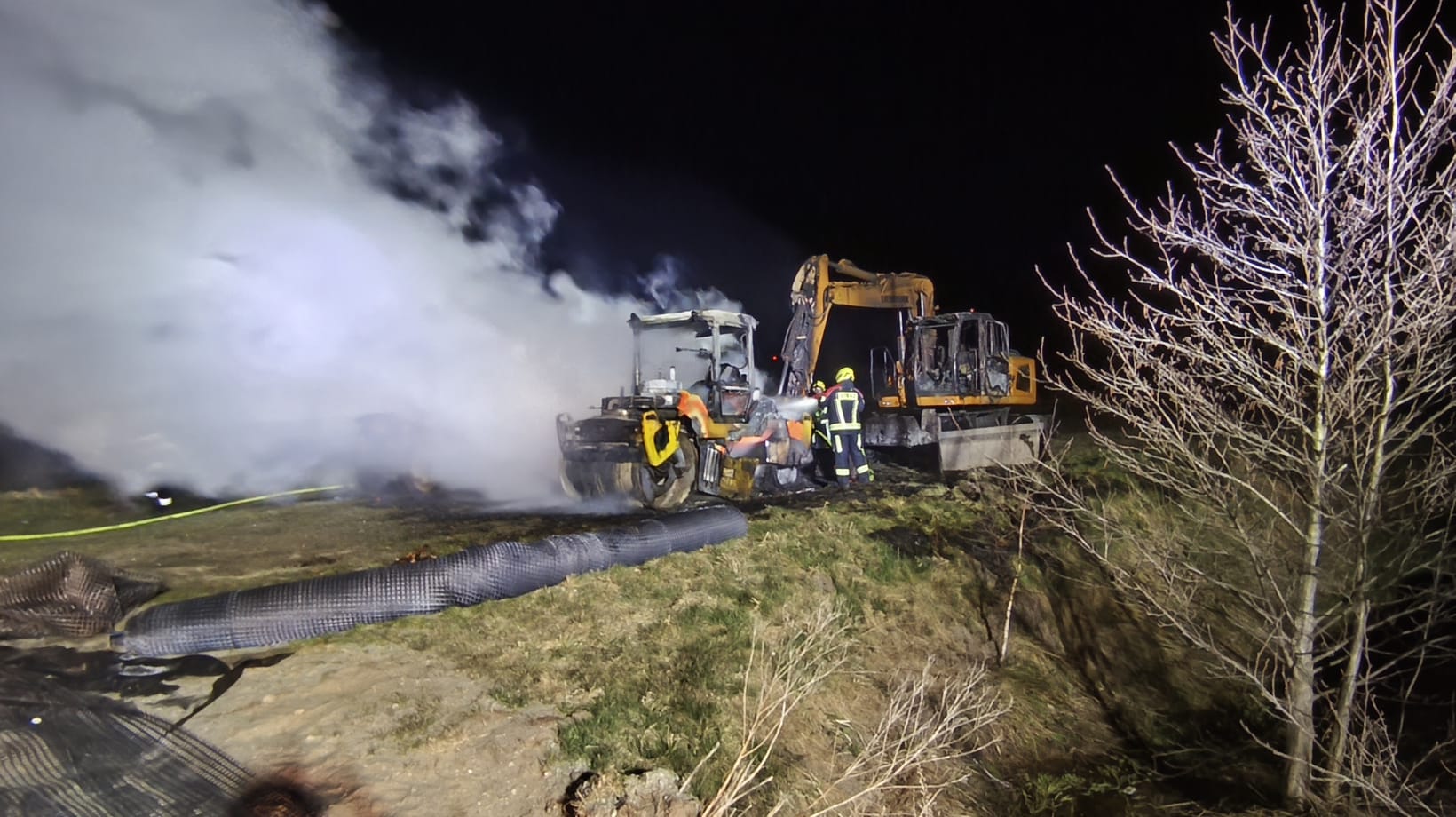 Maszyny budowlane stanęły w płomieniach. Na miejscu sześć zastępów straży pożarnej