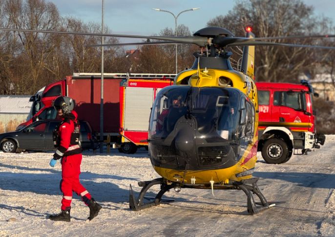 Na 'jabłuszku' wprost w nadjeżdżający samochód. Interweniował śmigłowiec LPR