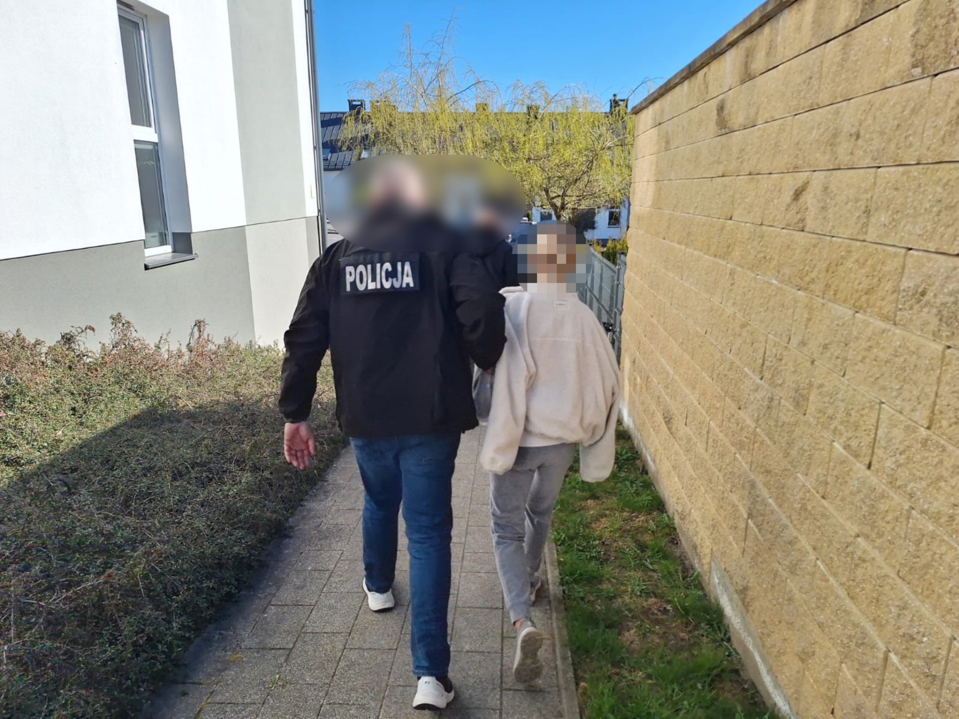42-latka przed policjantami ukryła się w szafie