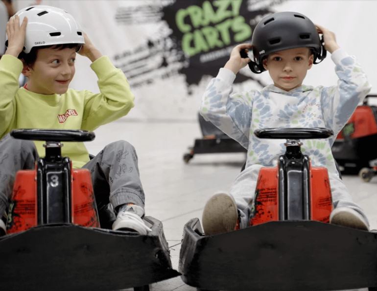 Zakręć się ze śmiechem podczas ferii zimowych. Odwiedź Crazy Carts Gdynia w Galerii Szperk!