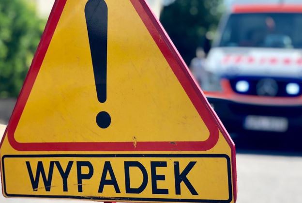 Zderzenie dwóch aut. Dwie osoby w szpitalu