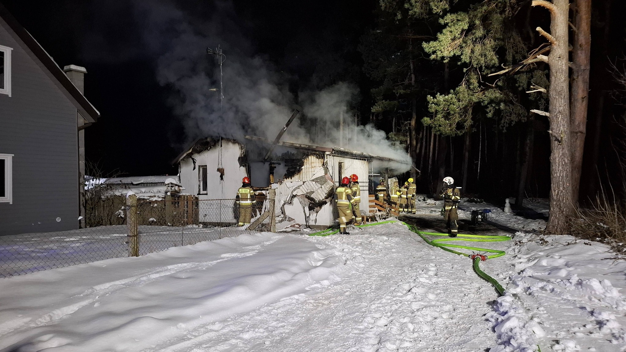Nocny pożar drewnianego domu. Sześć zastępów straży w akcji