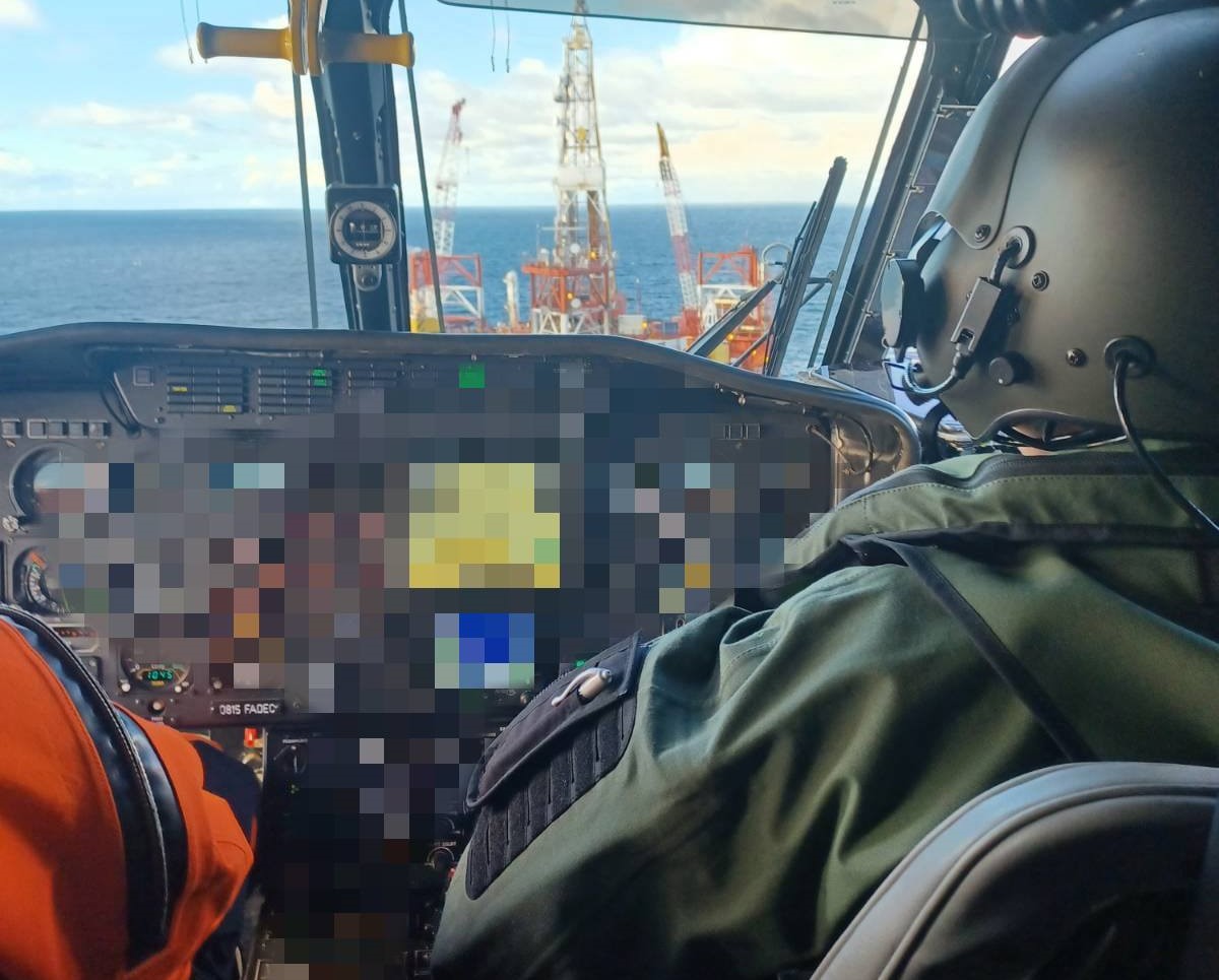 Był na platformie na morzu i potrzebował pomocy. Na ratunek ruszył śmigłowiec