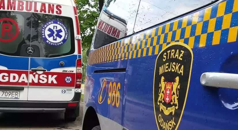 Kobieta klęczała na chodniku, mąż leżał bez sił w mieszkaniu. Zareagował przechodzień