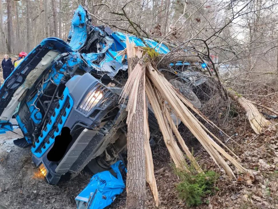 Zderzenie ciężarówki z samochodem osobowym. Kobieta trafiła do szpitala