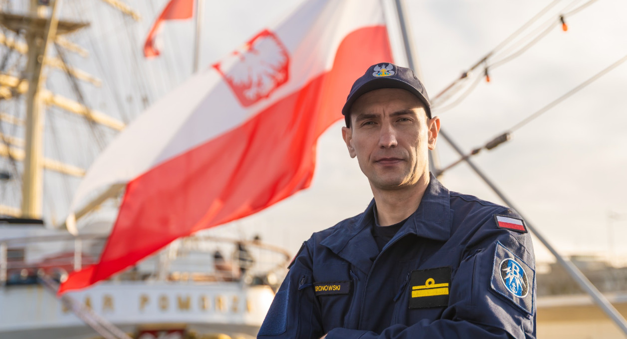 Nie każdy bohater nosi pelerynę. Marynarz z ORP Błyskawica uratował turystkę