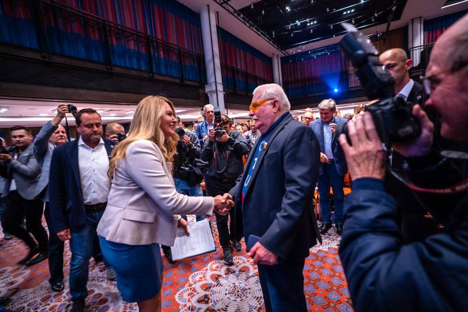 Lech Wałęsa w gronie laureatów Europejskiego Orderu Zasługi. Wśród wyróżnionych Merkel i Zełeński