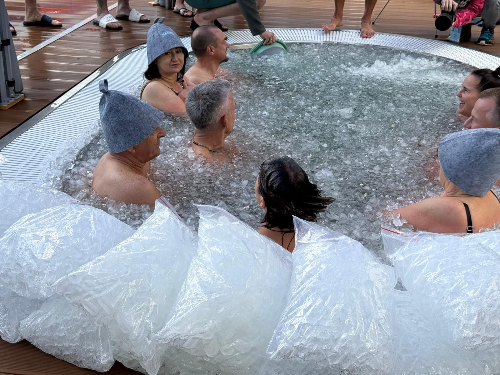 'Wielkie święto lodu.' Weszli do zimnej wody