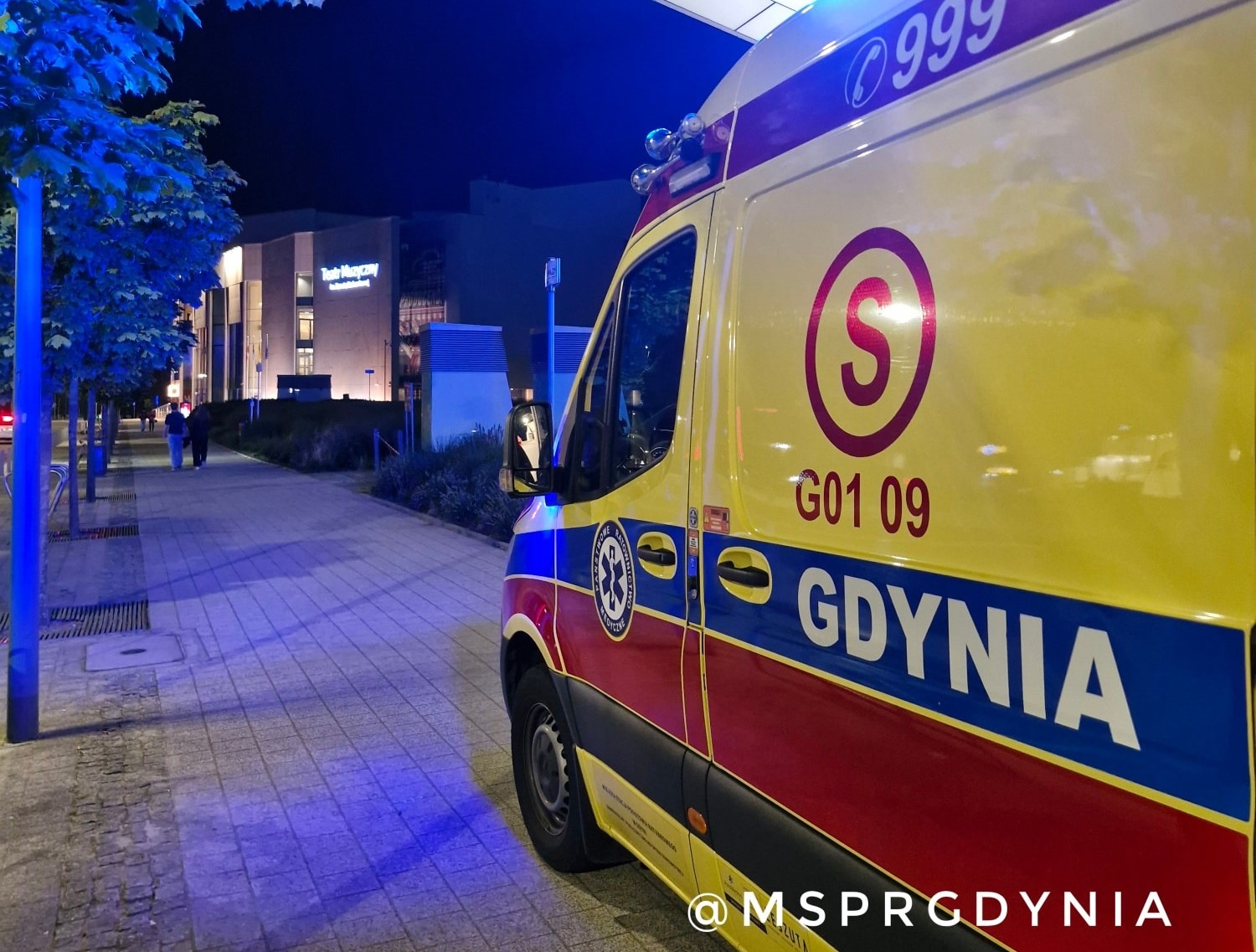 Był tak pijany, iż nie mógł się poruszać. Ratownikom pomógł świadek zdarzenia