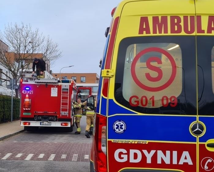 Uratowali mężczyznę uwięzionego w mieszkaniu. Leżał tam od 12 godzin