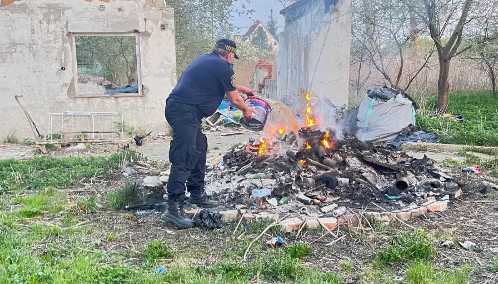 W ramach wiosennych porządków rozpalili 'plastikowe' ogniska