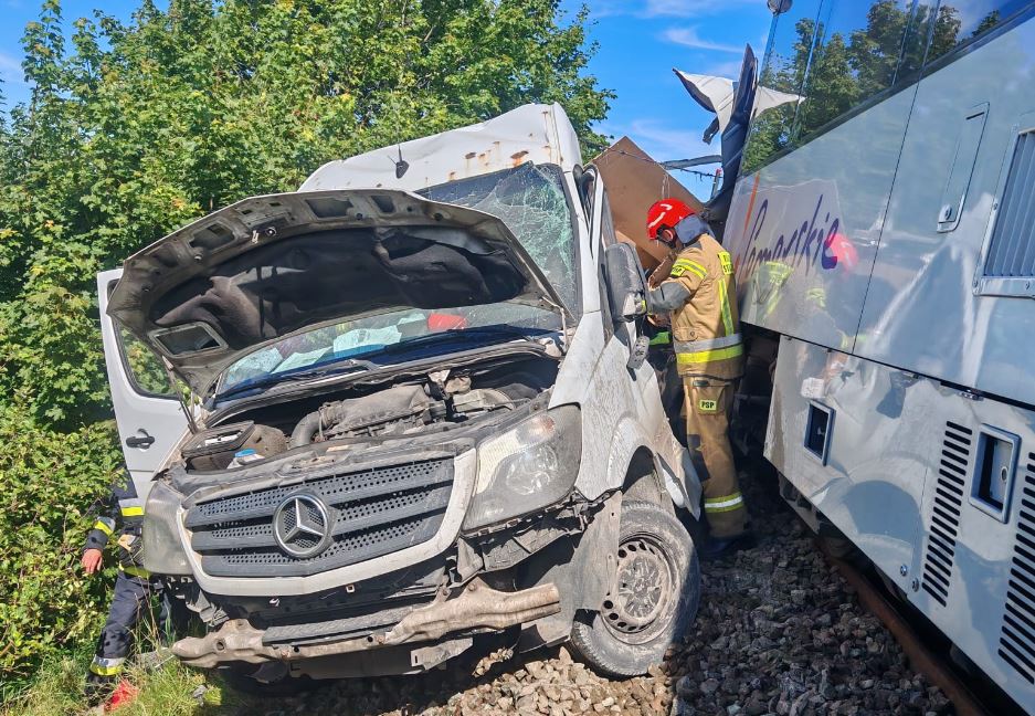 Zderzenie pociągu z samochodem. Trwa ewakuacja pasażerów