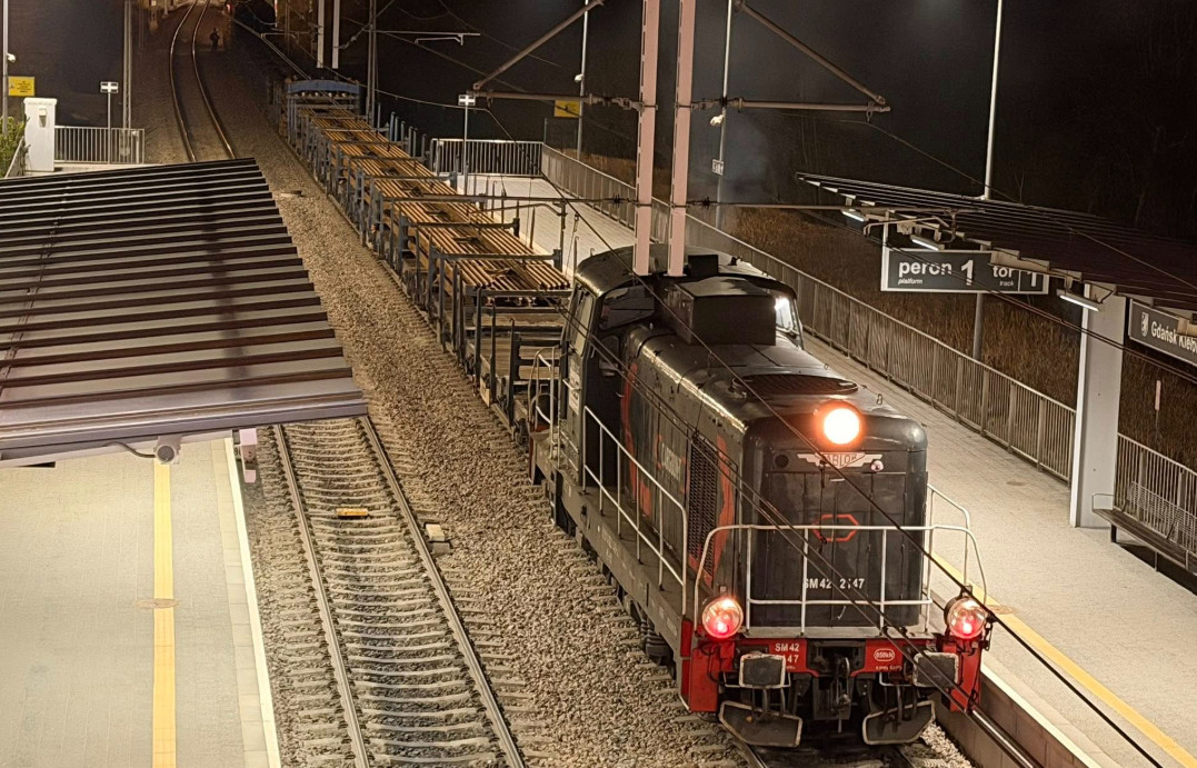 Historyczny przejazd na PKM. Pierwszy pociąg towarowy już na trasie