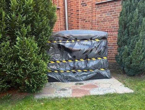 Barbarzyński atak w Krokowej. Tablica braci von Krockow oblana biało-czerwoną farbą