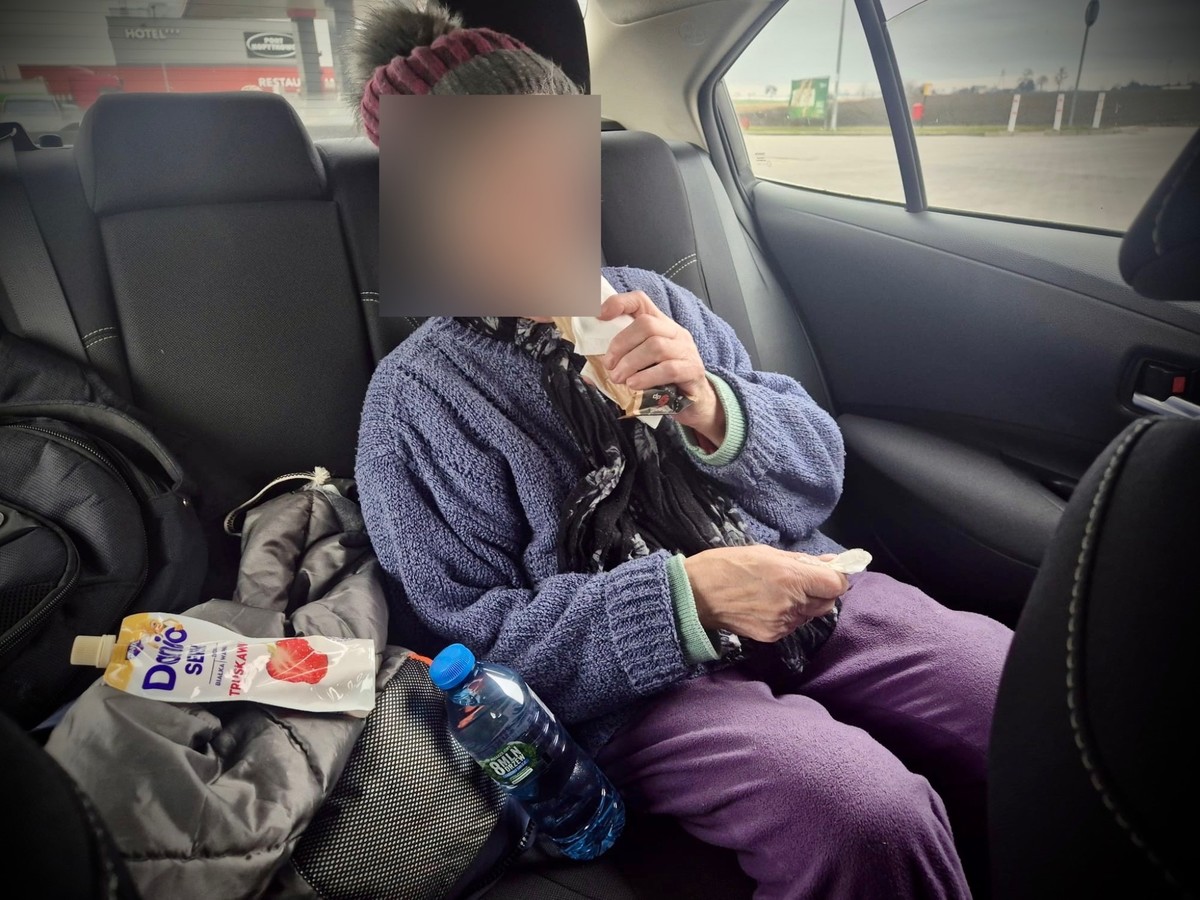 Zdezorientowana i wyziębiona 80-latka szła środkiem jezdni