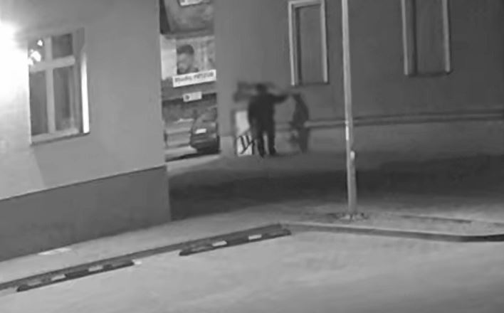 Pod okiem kamer umieszczał obraźliwe napisy na ścianach I WIDEO