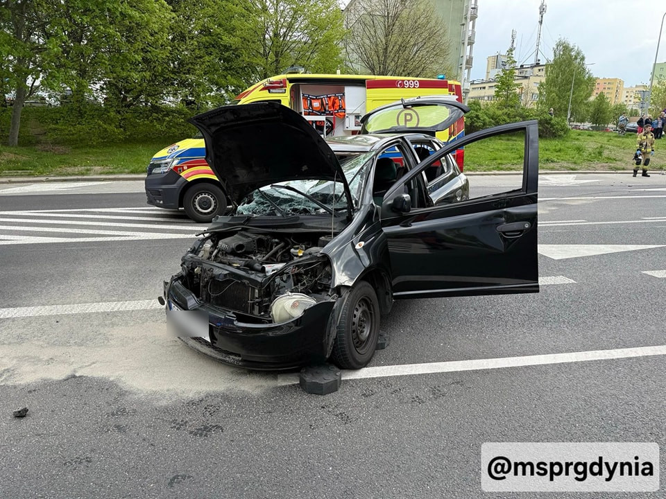 Zgłoszono trzech rannych, było ich pięciu. Wypadek na skrzyżowaniu