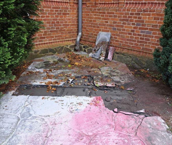 Tablica upamiętniająca braci von Krockow zniknęła. 'Niech żyje Polska"