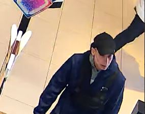 Mógł ukraść perfumy za niemal 1200 złotych. Rozpoznajesz mężczyznę ze zdjęcia?