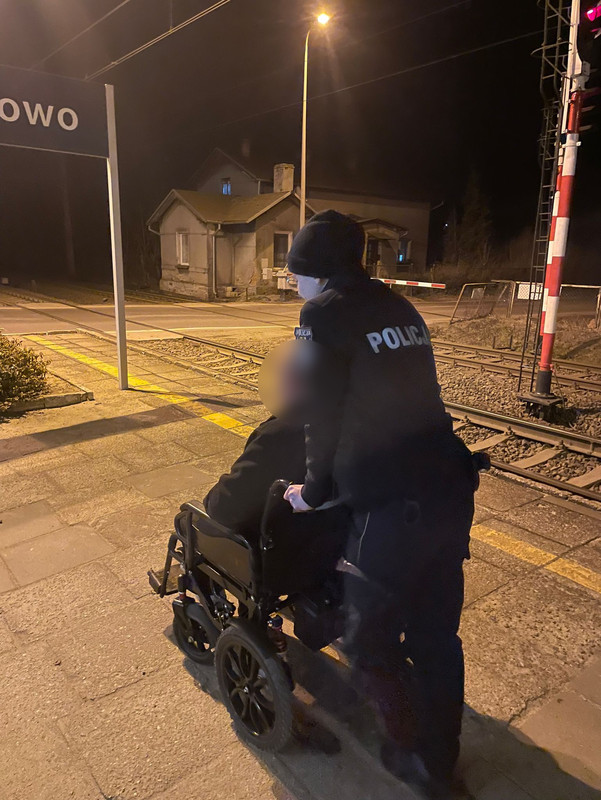 Policjanci z Łęczyc pomogli niepełnosprawnemu seniorowi wrócić do centrum opieki