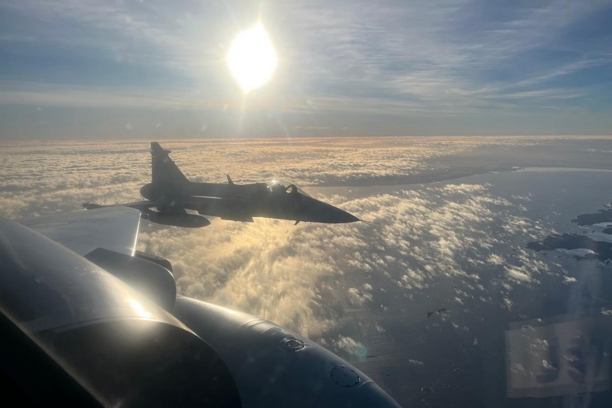 Transportowiec NATO lądował z eskortą myśliwców