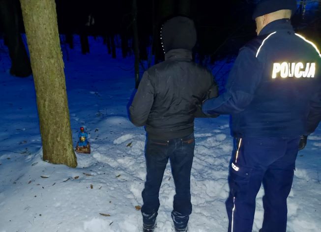 Ukradł skarbonę spod szopki. Za łup kupił alkohol i papierosy